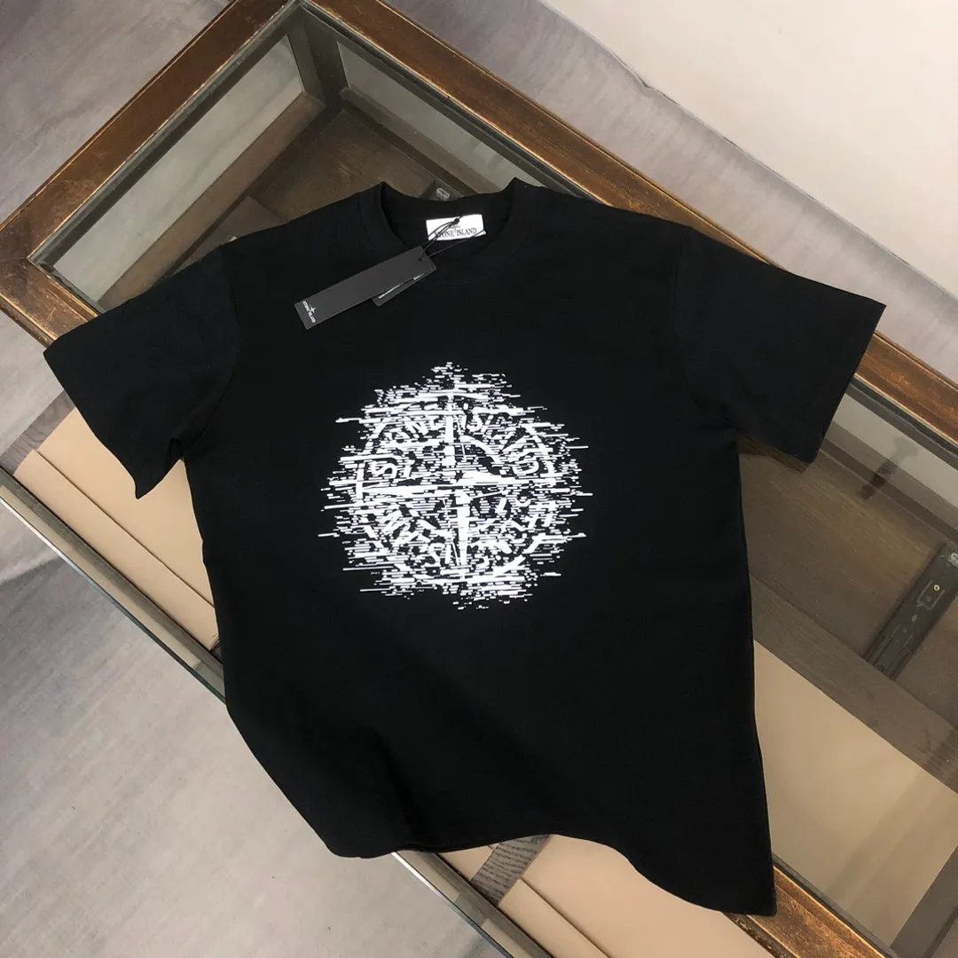 P180 Stone Island 2025 latest T-shirt, couple style ~ Original order, fashionable and casual short T-shirt, specially made of customized cotton fabric ~ Cotton T-shirt ~ Pre-washed to prevent deformation and shrinkage problem, more comfortable and breathable on the body ~ All available from stock ~ Unique design style, trendy must-have item, complete with three standards 👍 Color: black/white Size: S M L XL (larger version, please indicate your height and weight when placing an order)